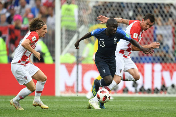 通过卓越的 通过卓越的